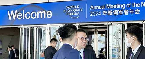 Tấm biển ở ga tàu điện ngầm tại Đại Liên (Trung Quốc) hiện dòng chữ “Hội nghị thường niên các nhà tiên phong mới” - Ảnh: DW Tấm biển ở ga tàu điện ngầm tại Đại Liên (Trung Quốc) hiện dòng chữ “Hội nghị thường niên các nhà tiên phong mới” - Ảnh: DW