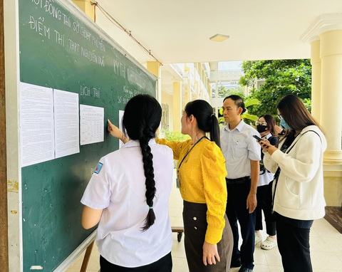 Hơn 1 triệu thí sinh làm thủ tục thi tốt nghiệp THPT- Ảnh 10. Cán bộ coi thi hướng dẫn, dặn dò thí sinh về giờ giấc, trình tự các môn thi tại điểm thi Trường THPT Nguyễn Trãi (TP Tuy Hòa, tỉnh Phú Yên). Theo ông Trần Khắc Lễ - giám đốc Sở Giáo dục và Đào tạo tỉnh Phú Yên, kỳ thi năm nay tỉnh này có 10.673 thí sinh đăng ký dự thi. Tỉnh bố trí 27 điểm thi , huy động 2.475 cán bộ, giáo viên, công an… phục vụ kỳ thi - Ảnh: NGUYỄN HOÀNG