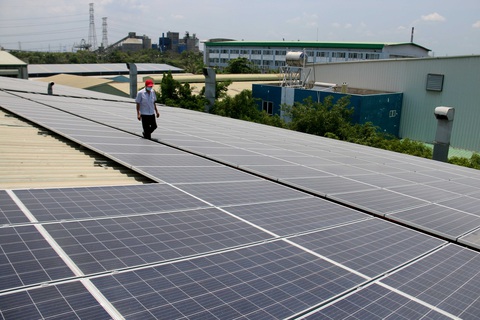 Sẽ có giá mua điện mặt trời dư thừa, có thể bù trừ cho EVN- Ảnh 1. Bộ Công Thương được giao nghiên cứu cơ chế để EVN mua điện mặt trời mái nhà dư thừa giá hợp lý, có thể bù trừ khi người dân mua lại từ ngành điện - Ảnh: NGỌC HIỂN