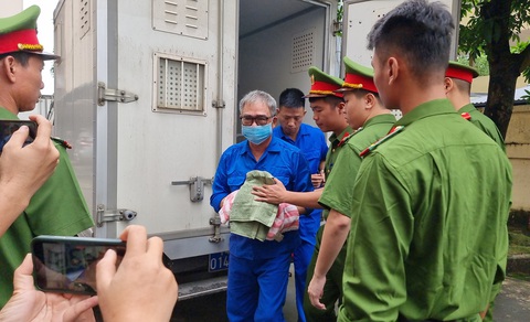 Cựu giám đốc Công an Hải Phòng Đỗ Hữu Ca ra tòa phúc thẩm- Ảnh 1. Ông Đỗ Hữu Ca - cựu giám đốc Công an TP Hải Phòng - được dẫn giải đến phiên tòa phúc thẩm ngày 26-6 - Ảnh: T.THẮNG