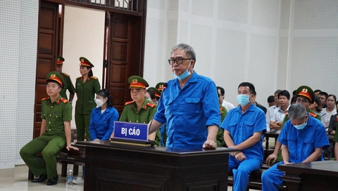 Ông Đỗ Hữu Ca nhận tội nhưng vẫn khẳng định không lừa đảo, nói 'vì cái tình mà vi phạm pháp luật'- Ảnh 1. Bị cáo Đỗ Hữu Ca, cựu giám đốc Công an TP Hải Phòng, tại phiên tòa phúc thẩm - Ảnh: T. THẮNG