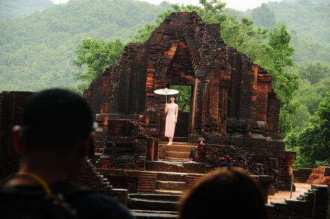 Một người dân 'độc quyền' làm ra loại gạch cổ trùng tu thánh địa Mỹ Sơn- Ảnh 1. Khách tham quan các tháp ở Mỹ Sơn - Ảnh: B.D.