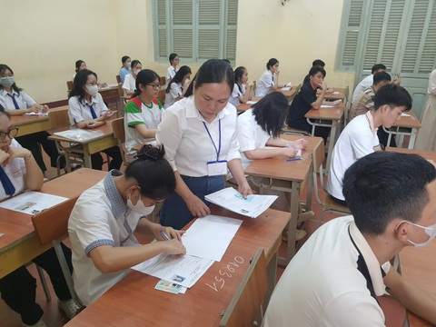 Hơn 1 triệu thí sinh làm thủ tục thi tốt nghiệp THPT- Ảnh 16. Giám thị hướng dẫn thí sinh làm thủ tục dự thi tại điểm thi Trường THPT Châu Văn Liêm, quận Ninh Kiều, TP Cần Thơ. Năm nay Cần Thơ có khoảng 12.800 thí sinh dự thi. Thời tiết chiều nay khá nóng, không có sự cố kẹt xe hay tắc nghẽn tại các điểm thi - Ảnh: T. LŨY