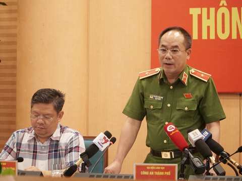 Vụ cháy nhà trọ 14 người chết ở Trung Kính: Do chập mạch điện ở đầu xe máy điện- Ảnh 1. Thiếu tướng Nguyễn Thanh Tùng - phó giám đốc Công an TP Hà Nội - thông tin tại buổi họp báo - Ảnh: PHẠM TUẤN
