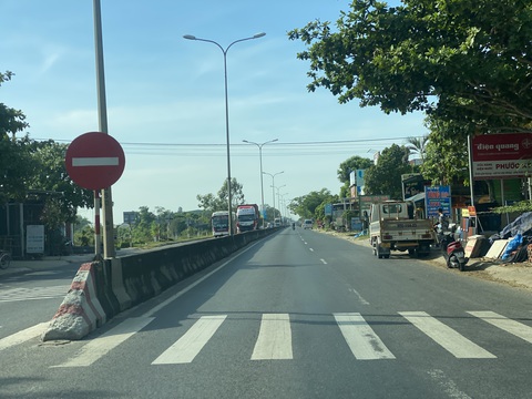 Ớn lạnh vì quốc lộ 1 qua Quảng Nam không có làn xe thô sơ?- Ảnh 2. Đường chật bưng, quán sá san sát nhưng không có làn xe thô sơ nên tiềm ẩn rủi ro cho người đi đường - Ảnh: B.D.