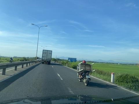 Ớn lạnh vì quốc lộ 1 qua Quảng Nam không có làn xe thô sơ?- Ảnh 1. Xe máy của người dân phải di chuyển chung với làn xe tải trên quốc lộ 1 đoạn qua huyện Thăng Bình, Quảng Nam - Ảnh: B.D.