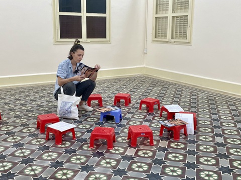 Một người Pháp chăm chú theo dõi câu chuyện của 1 trong 4 gia đình - Ảnh: MINH KHÔI Một người Pháp chăm chú theo dõi câu chuyện của 1 trong 4 gia đình - Ảnh: MINH KHÔI