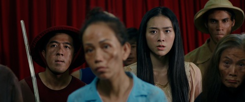Diệp Bảo Ngọc hóa ma nữ, bầm dập vì phải kiếm tiền cho Tuấn Trần trong 'Làm giàu với ma'- Ảnh 8. Diệp Bảo Ngọc hóa ma nữ, bầm dập vì phải kiếm tiền cho Tuấn Trần trong 'Làm giàu với ma'- Ảnh 8.