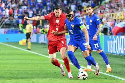Tuyển Áo là bất ngờ thú vị, Pháp chạm đáy nỗi thất vọng- Ảnh 3. Mbappe (phải) trong trận hòa Ba Lan - Ảnh: AFP