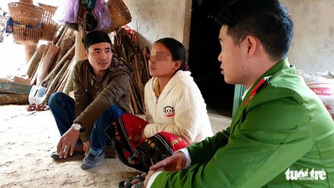 Buôn bán thai nhi: Cần thêm quy định chặt chẽ trong xử phạt- Ảnh 1. Công an xã Hữu Lập vận động phụ nữ từng bán thai nhi không tiếp tục bán con qua biên giới - Ảnh minh họa: QUỐC NAM