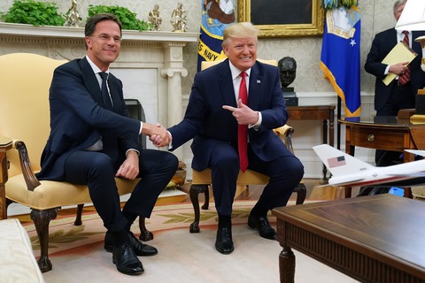 Tổng thư ký NATO tương lai Mark Rutte (trái) bắt tay với cựu tổng thống Mỹ Donald Trump trong cuộc hội đàm hồi năm 2019 - Ảnh: GETTY IMAGES Tổng thư ký NATO tương lai Mark Rutte (trái) bắt tay với cựu tổng thống Mỹ Donald Trump trong cuộc hội đàm hồi năm 2019 - Ảnh: GETTY IMAGES
