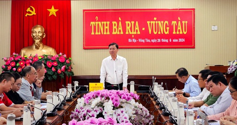 Vì sao doanh nghiệp phải thuê xe bồn chở nước đến Khu công nghiệp Mỹ Xuân A2, Bà Rịa - Vũng Tàu?- Ảnh 3. Ông Nguyễn Công Vinh, phó chủ tịch UBND tỉnh Bà Rịa - Vũng Tàu (đứng), khẳng định sẽ xử lý nghiêm vi phạm tại cuộc họp với các doanh nghiệp trong Khu công nghiệp Mỹ Xuân A2 - Ảnh: Đ.H.