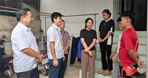 Hàng trăm thí sinh ở vùng cao Thanh Hóa được ở trọ miễn phí- Ảnh 1. Thành viên Ban chỉ đạo thi tốt nghiệp THPT năm 2024 huyện Quan Hóa (bìa trái) thăm, động viên các thí sinh tại một khu nhà trọ miễn phí ở khu 4, thị trấn Hồi Xuân chiều 26-6 - Ảnh: HÀ ĐỒNG