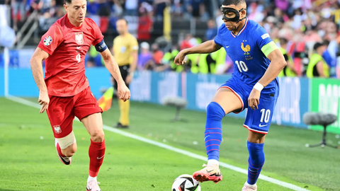 Euro 2024: Bồ Đào Nha và Pháp sẽ thắng- Ảnh 2. Đội tuyển Pháp (áo xanh) được đánh giá cao trước cuộc đối đầu với Bỉ - Ảnh: REUTERS