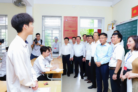 Phó thủ tướng Lê Thành Long kiểm tra thi tốt nghiệp THPT: 'Tất cả vì học sinh'- Ảnh 1. Phó thủ tướng Lê Thành Long lắng nghe chia sẻ của học sinh dự thi tại điểm thi Trường THPT Huỳnh Thúc Kháng, TP Vinh - Ảnh: BẰNG PHẠM