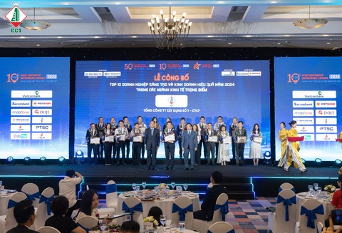 CC1 vào top 10 doanh nghiệp sáng tạo và kinh doanh hiệu quả ngành bất động sản - xây dựng- Ảnh 2. Ông Nguyễn Hoàng Hùng - phụ trách Phòng Truyền thông CC1 - đón nhận hoa chúc mừng và Giấy chứng nhận Top 10 Doanh nghiệp sáng tạo kinh doanh hiệu quả ngành Bất động sản - Xây dựng năm 2024 từ Ban tổ chức