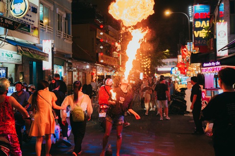 Vừa thương vừa phiền với những đứa trẻ 'ngậm dầu phun lửa'- Ảnh 12. Trong vài giây, một quả cầu lửa lớn bất ngờ bốc lên giữa đường khiến nhiều người hoảng hốt né tránh - Ảnh: THANH HIỆP