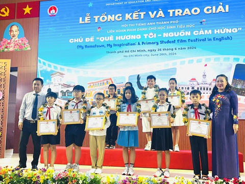 Rơi nước mắt khi xem phim tiếng Anh của học sinh TP.HCM- Ảnh 1. Ban tổ chức trao giải cho những học sinh đạt giải cao của hội thi Liên hoan phim tiếng Anh dành cho học sinh tiểu học - Ảnh: MỸ DUNG
