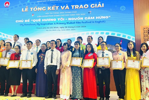 Rơi nước mắt khi xem phim tiếng Anh của học sinh TP.HCM- Ảnh 5. Ông Nguyễn Bảo Quốc (áo trắng - ở giữa) - Phó Giám đốc Sở Giáo dục và Đào tạo TP.HCM trao giải cho các trường xuất sắc đạt giải trong hội thi - Ảnh: MỸ DUNG