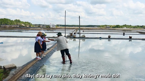 Rơi nước mắt khi xem phim tiếng Anh của học sinh TP.HCM- Ảnh 2. Một cảnh trong phim Thanh An Island of love - Ảnh chụp màn hình