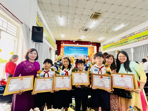 Rơi nước mắt khi xem phim tiếng Anh của học sinh TP.HCM- Ảnh 4. Với