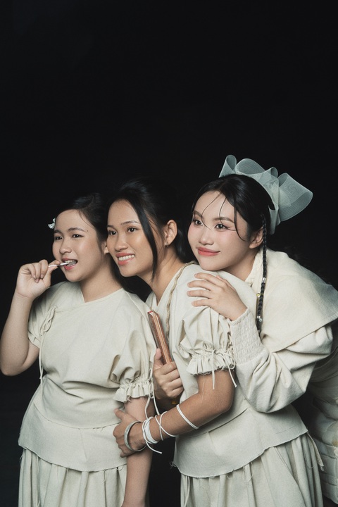Phương Mỹ Chi múa chén điêu luyện trong 'Gối gấm'- Ảnh 3. Trong MV, Phương Mỹ Chi (Phương Định) cùng hai nhân vật em Nho và chị Thao là những cô gái kiên cường, dũng cảm, với lý tưởng sống cao đẹp đi chinh phục những “ngọn núi” mới.
