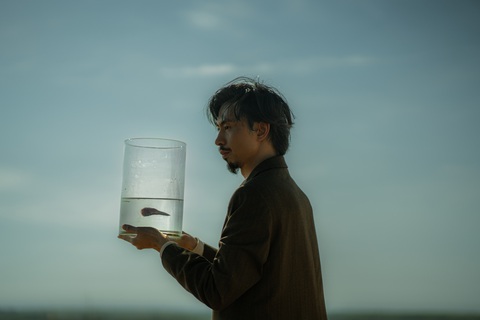 Đen mang hai tác phẩm văn học vào MV mới, các sĩ tử tha hồ đoán đề!- Ảnh 4. Đen mang hai tác phẩm văn học vào MV mới, các sĩ tử tha hồ đoán đề!- Ảnh 4.