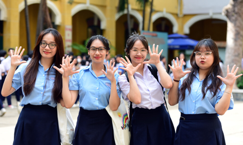 Nhóm bạn thể hiện sự tự tin và quyết tâm trước kỳ thi quan trong tại điểm thi Trường THPT Trưng Vương (quận 1, TP.HCM) - Ảnh: DUYÊN PHAN Nhóm bạn thể hiện sự tự tin và quyết tâm trước kỳ thi quan trong tại điểm thi Trường THPT Trưng Vương (quận 1, TP.HCM) - Ảnh: DUYÊN PHAN