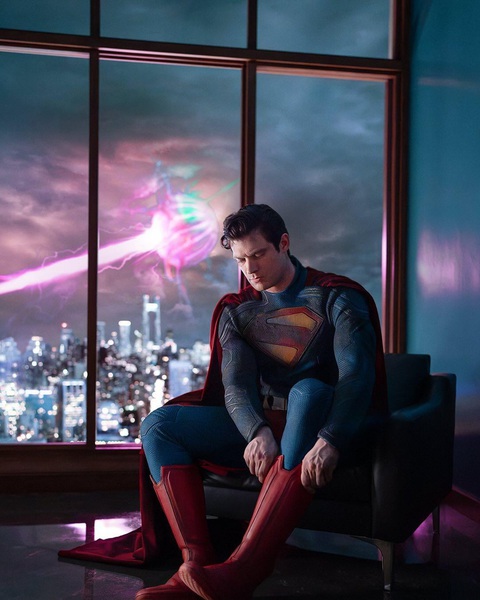 Quần lót đỏ của 'Superman' David Corenswet nhận 'mưa bình luận'- Ảnh 4. Khán giả so sánh Superman do David Corenswet với Henry Cavill thể hiện trước đó.