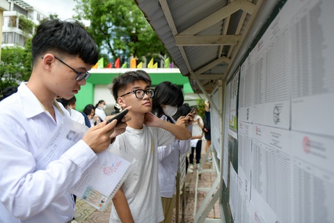 Hơn 1 triệu thí sinh làm thủ tục thi tốt nghiệp THPT- Ảnh 3. Thí sinh Thí sinh xem số báo danh và phòng thi tại điểm thi Trường THPT Phan Huy Chú, Đống Đa, Hà Nội - Ảnh: NAM TRẦN