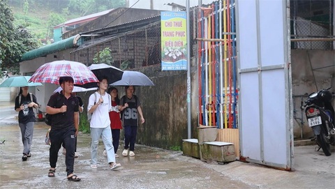Hàng trăm thí sinh ở vùng cao Thanh Hóa được ở trọ miễn phí- Ảnh 2. Các thí sinh xã Hiền Chung, Hiền Kiệt, huyện vùng cao Quan Hóa (Thanh Hóa) đến khu nhà trọ N.T. ở khu 4, thị trấn Hồi Xuân để ở miễn phí - Ảnh: HÀ ĐỒNG