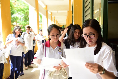 Hơn 1 triệu thí sinh làm thủ tục thi tốt nghiệp THPT- Ảnh 12. Thí sinh được gọi tên vào phòng tại điểm thi THPT Trưng Vương (Q.1, TP.HCM) - Ảnh: DUYÊN PHAN