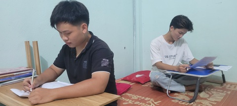 Hàng trăm thí sinh ở vùng cao Thanh Hóa được ở trọ miễn phí- Ảnh 3. Các thí sinh huyện vùng cao Quan Hóa (Thanh Hóa) tranh thủ ôn lại kiến thức tại một phòng trọ miễn phí ở khu 4, thị trấn Hồi Xuân ngày 26-6 - Ảnh: HÀ ĐỒNG