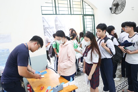 Hơn 1 triệu thí sinh làm thủ tục thi tốt nghiệp THPT- Ảnh 11. Thí sinh tại điểm thi THPT Lê Quý Đôn (quận 3, TP.HCM) làm thủ tục gửi đồ trước khi vào phòng thi - Ảnh: PHƯƠNG QUYÊN