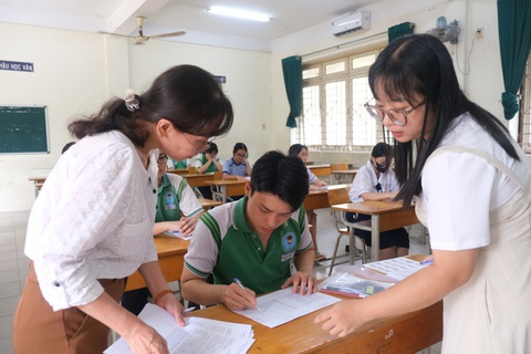Điểm sàn xét tuyển khối C vào Trường đại học Luật Hà Nội từ 20 điểm- Ảnh 1. Thí sinh tham dự kỳ thi tốt nghiệp THPT 2024 - Ảnh: NGỌC PHƯỢNG