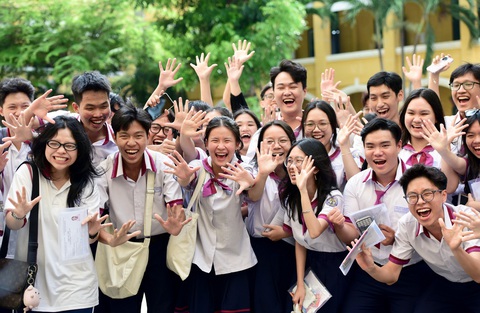 Thí sinh làm thủ tục dự thi tốt nghiệp THPT vào chiều 26-6 tại điểm thi THPT Trưng Vương (Q.1, TP.HCM) - Ảnh: DUYÊN PHAN Thí sinh làm thủ tục dự thi tốt nghiệp THPT vào chiều 26-6 tại điểm thi THPT Trưng Vương (Q.1, TP.HCM) - Ảnh: DUYÊN PHAN