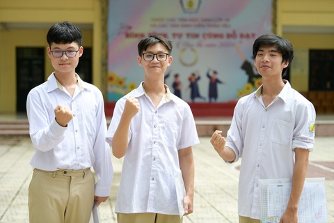 Thí sinh làm thủ tục thi tại điểm thi Trường THPT Phan Huy Chú, quận Đống Đa (Hà Nội) vào chiều 26-6 - Ảnh: NAM TRẦN Thí sinh làm thủ tục thi tại điểm thi Trường THPT Phan Huy Chú, quận Đống Đa (Hà Nội) vào chiều 26-6 - Ảnh: NAM TRẦN