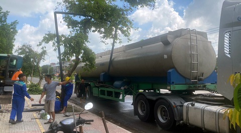 Vì sao doanh nghiệp phải thuê xe bồn chở nước đến Khu công nghiệp Mỹ Xuân A2, Bà Rịa - Vũng Tàu?- Ảnh 1. Một doanh nghiệp trong Khu công nghiệp Mỹ Xuân A2, Bà Rịa - Vũng Tàu thuê xe bồn chở nước đến nhà máy để duy trì sản xuất - Ảnh: Đ.H.