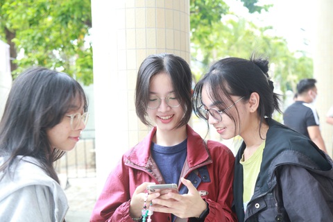 Hơn 1 triệu thí sinh làm thủ tục thi tốt nghiệp THPT- Ảnh 4. Tố Uyên, Khánh Đoan và Bảo Duyên (từ phải sang, Trường THPT FPT Đà Nẵng) cho biết dù có chút nôn nao nhưng kỳ thì tốt nghiệp THPT với nhóm bạn là một dịp cọ xát - Ảnh: ĐOÀN NHẠN