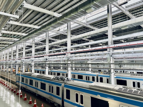 Phát hành 600.000 thẻ đi metro số 1 thời gian đầu chạy thương mại- Ảnh 2. Các đoàn tàu metro số 1 tập kết ở depot Long Bình (TP Thủ Đức) - Ảnh: MAUR
