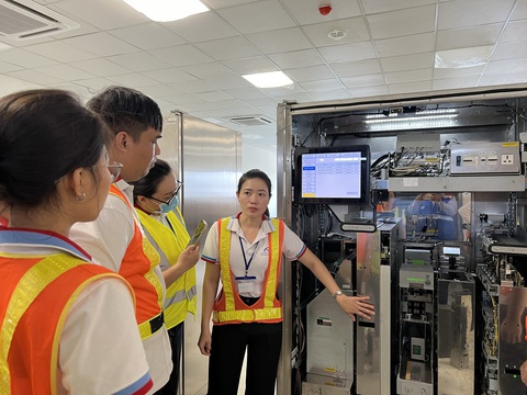 Phát hành 600.000 thẻ đi metro số 1 thời gian đầu chạy thương mại- Ảnh 5. Các nhân viên bắt đầu tiếp xúc, vận hành hệ thống AFC - Ảnh: MAUR
