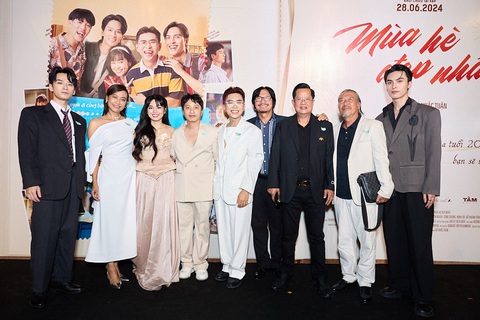 Minh Dự từng 'lơ' đạo diễn Vũ Khắc Tuận khi được mời đóng phim- Ảnh 1. Dàn cast chính của 'Mùa hè đẹp nhất' cùng đạo diễn Vũ Khắc Tuận.