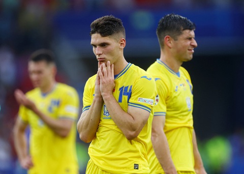 Tuyển Ukraine ‘ôm’ kỷ lục buồn chia tay Euro 2024- Ảnh 1. Tuyển Ukraine xếp chót bảng E Euro 2024 dù có được 4 điểm như đội đứng đầu Romania - Ảnh: REUTERS