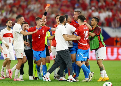‘Mưa thẻ’ lịch sử trận tuyển Thổ Nhĩ Kỳ gặp CH Czech ở Euro 2024- Ảnh 1. Trọng tài rút thẻ đỏ cho Tomas Chory của CH Czech - Ảnh: REUTERS
