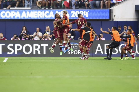 Venezuela giành vé vào tứ kết Copa America 2024- Ảnh 1. Niềm vui chiến thắng của các tuyển thủ Venezuela - Ảnh: Reuters