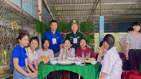 Các thí sinh ấm lòng trước tình cảm của các anh chị tình nguyện viên. Nhiều thí sinh cho rằng bữa cơm hôm nay “ngon sạch như ở nhà”. Ảnh: BẢO PHÚ Các thí sinh ấm lòng trước tình cảm của các anh chị tình nguyện viên. Nhiều thí sinh cho rằng bữa cơm hôm nay “ngon sạch như ở nhà”. Ảnh: BẢO PHÚ