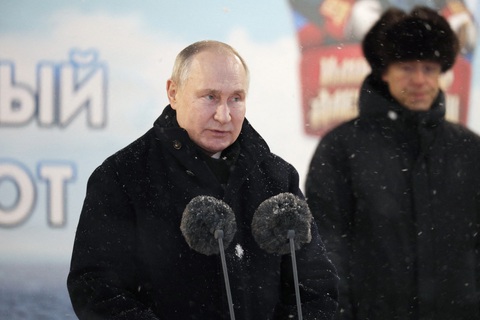 Tổng thống Nga Putin phát biểu dưới tuyết tại lễ chào cờ trong buổi hạ thủy hai tàu ngầm hạt nhân tháng 12-2023 - Ảnh: AFP Tổng thống Nga Putin phát biểu dưới tuyết tại lễ chào cờ trong buổi hạ thủy hai tàu ngầm hạt nhân tháng 12-2023 - Ảnh: AFP