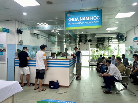 Suy giảm ham muốn ở người trẻ, vì đâu nên nỗi?- Ảnh 1. Nam giới thăm khám tại khoa nam học Bệnh viện Bình Dân (TP.HCM) - Ảnh: XUÂN MAI