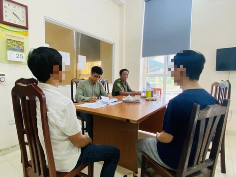 Công an đã tìm được nam sinh ở Hà Nội 'phao tin' lộ đề thi tốt nghiệp THPT 2024 trên TikTok- Ảnh 1. N.M.Q. và cha làm việc tại cơ quan công an - Ảnh: Báo Công An Nhân Dân