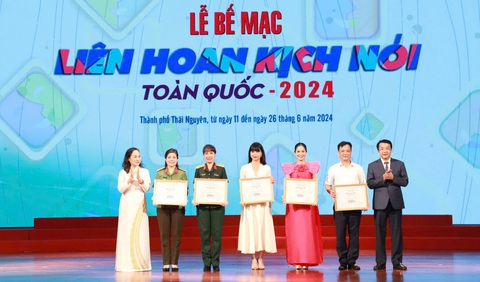 Đêm trắng, Vòng tròn bội bạc và Bắt quỷ đoạt huy chương vàng Liên hoan Kịch nói toàn quốc- Ảnh 2. Ban tổ chức đã trao 5 huy chương bạc cho các vở diễn